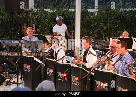 Newport Beach, Kalifornien, USA. 8. Juli 2018. Gordon Goodwin (L) und seine Big Phat Band mit Eric Marienthal (R) an der 20. jährlichen Eric Marienthal und Freunde hohe Hoffnungen Benefizkonzert statt im Hyatt Regency Hotel in Newport Beach, Kalifornien am 8. Juli 2018. Credit: Sheri Determan/Alamy leben Nachrichten Stockfoto