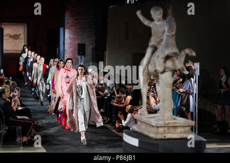 Rom, Italien. 9. Juli 2018. Modelle Kreationen während des Europäischen Instituts für Design (IED) Absolventen Fashion Show in Rom, Italien, am 9. Juli 2018. AFTEROMANCE, das IED Absolventen Fashion Show 2018, hier am Montag gehalten wurde. Credit: Jin Yu/Xinhua/Alamy leben Nachrichten Stockfoto