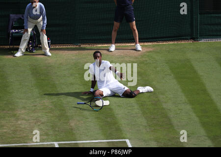 London, Großbritannien. London, Großbritannien. 9. Juli 2018, All England Lawn Tennis und Croquet Club, London, England; die Wimbledon Tennis Championships, Tag 7; Gael Monfils (FRA) rutscht auf dem Gras während seinem Match gegen Kevin Anderson (RSA) Credit: Aktion Plus Sport Bilder/Alamy leben Nachrichten Stockfoto