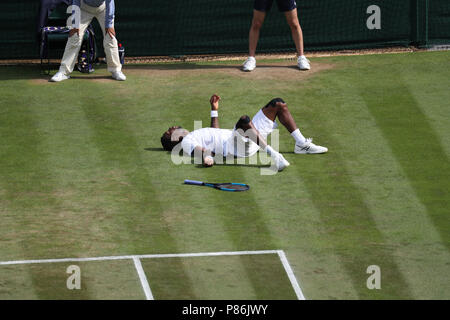 London, Großbritannien. London, Großbritannien. 9. Juli 2018, All England Lawn Tennis und Croquet Club, London, England; die Wimbledon Tennis Championships, Tag 7; Gael Monfils (FRA) rutscht auf dem Gras während seinem Match gegen Kevin Anderson (RSA) Credit: Aktion Plus Sport Bilder/Alamy leben Nachrichten Stockfoto