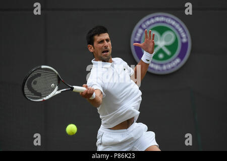 London, Großbritannien. 9. Juli 2018. Novak Djokovic aus Serbien trifft eine Rückkehr während der Männer singles vierte runde Spiel gegen Karen Khachanov Russlands an der Wimbledon Championships 2018 in London, Großbritannien, am 9. Juli 2018. Novak Djokovic gewann 3-0. Credit: Stephen Chung/Xinhua/Alamy leben Nachrichten Stockfoto