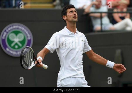 London, Großbritannien. 9. Juli 2018. Novak Djokovic aus Serbien reagiert während der Männer singles vierte runde Spiel gegen Karen Khachanov Russlands an der Wimbledon Championships 2018 in London, Großbritannien, am 9. Juli 2018. Novak Djokovic gewann 3-0. Credit: Stephen Chung/Xinhua/Alamy leben Nachrichten Stockfoto