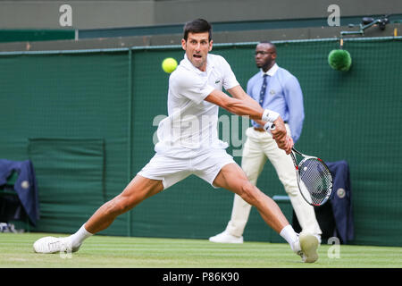 London, Großbritannien. 9. Juli 2018. Novak Djokovic (SRB) Tennis: Novak Djokovic aus Serbien während der Herren Einzel vierte Runde von Wimbledon Lawn Tennis Championships gegen Karen Khachanov Russlands bei den All England Lawn Tennis und Croquet Club in London, England. Quelle: LBA/Alamy leben Nachrichten Stockfoto