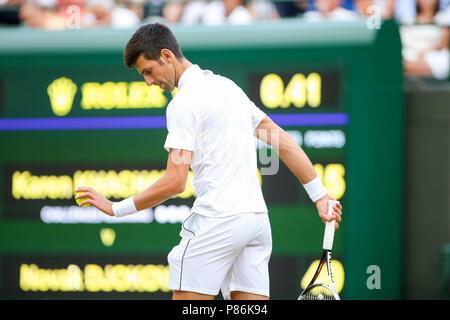 London, Großbritannien. 9. Juli 2018. Novak Djokovic (SRB) Tennis: Novak Djokovic aus Serbien während der Herren Einzel vierte Runde von Wimbledon Lawn Tennis Championships gegen Karen Khachanov Russlands bei den All England Lawn Tennis und Croquet Club in London, England. Quelle: LBA/Alamy leben Nachrichten Stockfoto