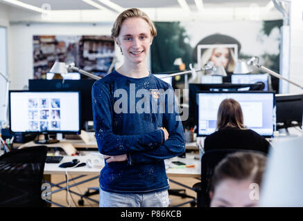 Hamburg, Deutschland. 18 Juni, 2018. Charles Bahr steht in einem Büro seiner Hamburger Werbeagentur. Die heute 16-jährige Student gründete eine Social-Media-Agentur vor zwei Jahren. Das Unternehmen berät große Marken, wie junge Menschen mit Werbung im Internet erreichen. Quelle: Markus Scholz/dpa/Alamy leben Nachrichten Stockfoto