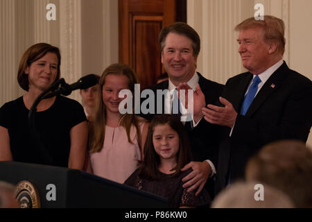 Präsidenten der Vereinigten Staaten Donald J. Trumpf klatscht wie steht er mit der Familie von Brett Kavanaugh nach Nominierung von ihm zu verknüpfen Gerechtigkeit des Obersten Gerichtshofs der Vereinigten Staaten werden im Osten Zimmer des Weißen Hauses am 9. Juli, 2018 in Washington, DC. Credit: Alex Edelman/CNP/MediaPunch Stockfoto