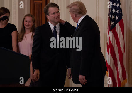 Präsidenten der Vereinigten Staaten Donald J. Trumpf umfasst Brett Kavanaugh nach Nominierung von ihm zu verknüpfen Gerechtigkeit des Obersten Gerichtshofs der Vereinigten Staaten werden im Osten Zimmer des Weißen Hauses am 9. Juli, 2018 in Washington, DC. Credit: Alex Edelman/CNP/MediaPunch Stockfoto