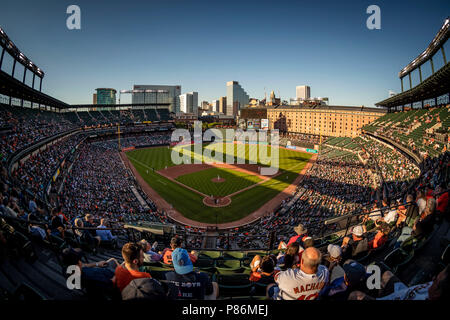 Baltimore, Maryland, USA. 09 Juli, 2018. Eine allgemeine Ansicht des Stadions während des achten Inning der MLB Spiel zwischen den New York Yankees und die Baltimore Orioles, Oriole Park in Camden Yards, Baltimore, Maryland. Scott Taetsch/CSM/Alamy leben Nachrichten Stockfoto