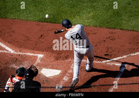 Baltimore, Maryland, USA. 09 Juli, 2018. New York Yankees erste Basisspieler Neil Walker (14) bat im vierten Inning des MLB Spiel zwischen den New York Yankees und die Baltimore Orioles, Oriole Park in Camden Yards, Baltimore, Maryland. Scott Taetsch/CSM/Alamy leben Nachrichten Stockfoto