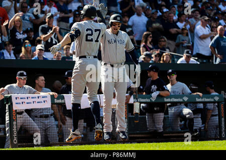Baltimore, Maryland, USA. 09 Juli, 2018. New York Yankees Designated Hitter Giancarlo Stanton (27) feiert mit dem ersten Basisspieler Neil Walker (14), nachdem er einen home run im zweiten Inning der MLB Spiel zwischen den New York Yankees und die Baltimore Orioles, Oriole Park in Camden Yards, Baltimore, Maryland. Scott Taetsch/CSM/Alamy leben Nachrichten Stockfoto