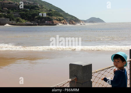 Wenling, Wenling, China. 10. Juli 2018. Wenling, CHINA - Menschen bereiten sich für Super Typhoon Maria in Wenling, der ostchinesischen Provinz Zhejiang. Credit: SIPA Asien/ZUMA Draht/Alamy leben Nachrichten Stockfoto