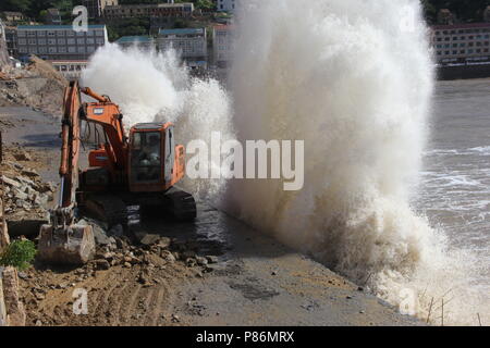 Wenling, Wenling, China. 10. Juli 2018. Wenling, CHINA - Menschen bereiten sich für Super Typhoon Maria in Wenling, der ostchinesischen Provinz Zhejiang. Credit: SIPA Asien/ZUMA Draht/Alamy leben Nachrichten Stockfoto