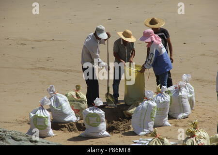 Wenling, Wenling, China. 10. Juli 2018. Wenling, CHINA - Menschen bereiten sich für Super Typhoon Maria in Wenling, der ostchinesischen Provinz Zhejiang. Credit: SIPA Asien/ZUMA Draht/Alamy leben Nachrichten Stockfoto