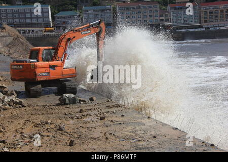 Wenling, Wenling, China. 10. Juli 2018. Wenling, CHINA - Menschen bereiten sich für Super Typhoon Maria in Wenling, der ostchinesischen Provinz Zhejiang. Credit: SIPA Asien/ZUMA Draht/Alamy leben Nachrichten Stockfoto