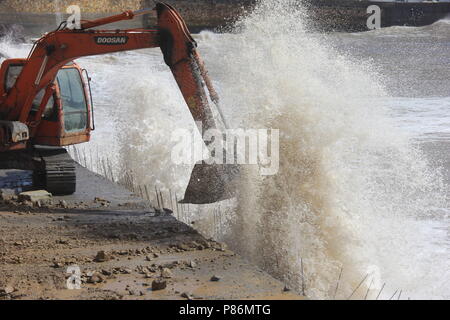 Wenling, Wenling, China. 10. Juli 2018. Wenling, CHINA - Menschen bereiten sich für Super Typhoon Maria in Wenling, der ostchinesischen Provinz Zhejiang. Credit: SIPA Asien/ZUMA Draht/Alamy leben Nachrichten Stockfoto