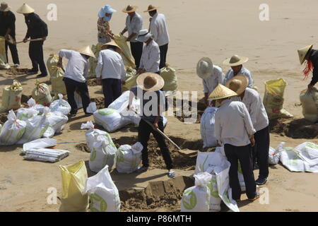 Wenling, Wenling, China. 10. Juli 2018. Wenling, CHINA - Menschen bereiten sich für Super Typhoon Maria in Wenling, der ostchinesischen Provinz Zhejiang. Credit: SIPA Asien/ZUMA Draht/Alamy leben Nachrichten Stockfoto