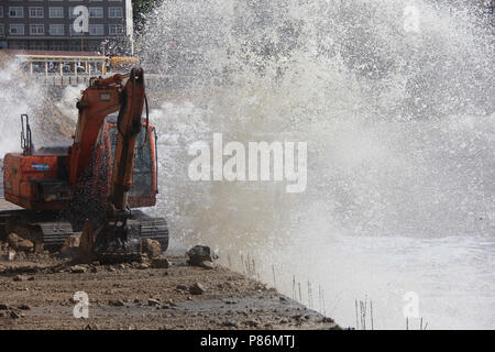 Wenling, Wenling, China. 10. Juli 2018. Wenling, CHINA - Menschen bereiten sich für Super Typhoon Maria in Wenling, der ostchinesischen Provinz Zhejiang. Credit: SIPA Asien/ZUMA Draht/Alamy leben Nachrichten Stockfoto