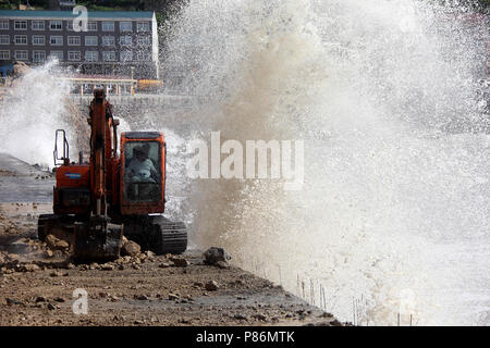 Wenling, Wenling, China. 10. Juli 2018. Wenling, CHINA - Menschen bereiten sich für Super Typhoon Maria in Wenling, der ostchinesischen Provinz Zhejiang. Credit: SIPA Asien/ZUMA Draht/Alamy leben Nachrichten Stockfoto