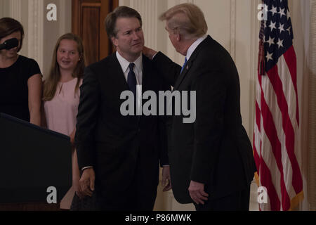 Washington, District of Columbia, USA. 9. Juli 2018. Präsidenten der Vereinigten Staaten Donald J. Trumpf umfasst Brett Kavanaugh nach Nominierung von ihm zu verknüpfen Gerechtigkeit des Obersten Gerichtshofs der Vereinigten Staaten werden im Osten Zimmer des Weißen Hauses am 9. Juli, 2018 in Washington, DC. Credit: Alex Edelman/CNP/ZUMA Draht/Alamy leben Nachrichten Stockfoto