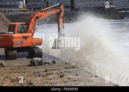 Wenling, Wenling, China. 10. Juli 2018. Wenling, CHINA - Menschen bereiten sich für Super Typhoon Maria in Wenling, der ostchinesischen Provinz Zhejiang. Credit: SIPA Asien/ZUMA Draht/Alamy leben Nachrichten Stockfoto