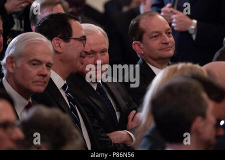 Washington, DC. 9. Juli 2018. United States US-Finanzminister Steven Mnuchin, Mitte links, und Attorney General Jeff Sessions, Mitte rechts, Converse als Präsidenten der Vereinigten Staaten Donald J. Trumpf kündigt seine Nominierung von Brett Kavanaugh Gerechtigkeit Verknüpfen der Oberste Gerichtshof der Vereinigten Staaten im Osten Zimmer des Weißen Hauses am 9. Juli, 2018 in Washington, DC. Credit: Alex Edelman/CNP | Verwendung der weltweiten Kredit: dpa/Alamy leben Nachrichten Stockfoto