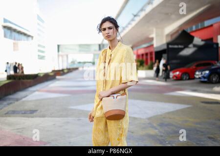 Ana Arto posiert auf der Straße bei der Mercedes Benz Fashion Week Madrid - Juli 9, 2018 - Foto: Start- und Landebahn Manhattan*** Für die redaktionelle Nutzung nur*** | Verwendung weltweit Stockfoto