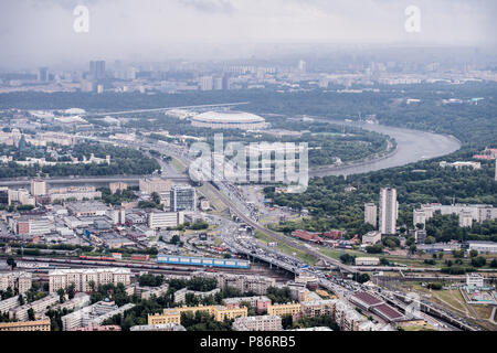 Moskau, Russland. 09 Juli, 2018. Blick von einem Wolkenkratzer im Financial District in Moskau, Hochhaus, Wolkenkratzer, Wolkenkratzer, Türme, Tssrme, Banken, Handel, Geschäft, Geschäfte, Geschäft, Stadtbild, Funktion, Allgemein, Random, Verkehr, Straßen, Innenstadt, City, Luzhniki Stadion, Moskau, Fluss, Fussball-WM 2018 in Russland vom 14.06. - 15.07.2018. | Verwendung der weltweiten Kredit: dpa/Alamy leben Nachrichten Stockfoto