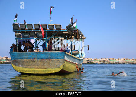 Freiheit Schiff 2 steht in Gaza Hafen, bevor es Segel setzen, um zu versuchen, die Belagerung zu durchbrechen. Die einzelstaatliche Behörde, die für die Rückgabe und das Brechen der Belagerung hat die Freiheit Einsatzflottille 2 für Verwundete und palästinensischen Studenten gegenüber der Welt aus dem Gaza Hafen in der Ablehnung der israelischen Belagerung des Gazastreifens seit mehr als 11 Jahren gestartet. Stockfoto