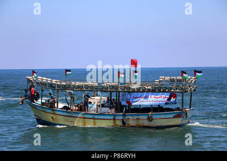 Freiheit Schiff 2 steht in Gaza Hafen, bevor es Segel setzen, um zu versuchen, die Belagerung zu durchbrechen. Die einzelstaatliche Behörde, die für die Rückgabe und das Brechen der Belagerung hat die Freiheit Einsatzflottille 2 für Verwundete und palästinensischen Studenten gegenüber der Welt aus dem Gaza Hafen in der Ablehnung der israelischen Belagerung des Gazastreifens seit mehr als 11 Jahren gestartet. Stockfoto