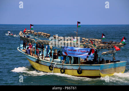 Gaza, Palästina. 10. Juli 2018. Freiheit Schiff 2 steht in Gaza Hafen, bevor es Segel setzen, um zu versuchen, die Belagerung zu durchbrechen. Der nationalen Behörde für Zurück und Brechen die Belagerung hat die Freiheit Einsatzflottille 2 für Verwundete und palästinensischen Studenten gegenüber der Welt aus dem Gaza Hafen in der Ablehnung der israelischen Belagerung des Gazastreifens seit mehr als 11 Jahren gestartet. Credit: Ahmad Hasaballah/SOPA Images/ZUMA Draht/Alamy leben Nachrichten Stockfoto