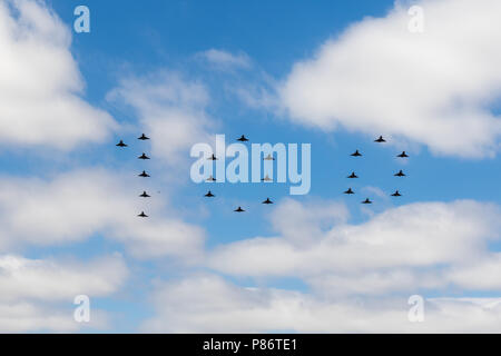 London, Großbritannien. 10. Juli 2018. Typhoon FGR 4 100 Bildung die Teilnahme an RAF 100 flypast vom 10. Juli 2018 Credit: Gary Woods/Alamy leben Nachrichten Stockfoto