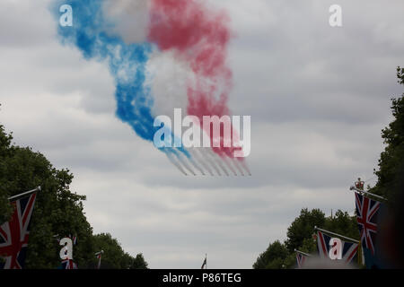 London, UK, 10. Juli 2018, bis zu 100 Flugzeuge, darunter auch den berühmten roten Pfeile, die Mall in London und über den Buckingham Palace flog als Teil der RAF 100 100-jähriges Bestehen feiern. Die Flypast dauerte 9 Minuten und 45 Sekunden und hat elf Monate der Planung berücksichtigt. Vor dem historischen Flypast über Tausend Soldaten und Frauen marschierten die Mall von riesigen Menschenmassen beobachtet. Die Flypast wurde auch von der königlichen Familie von Buckingham Palace Balkon beobachtet. Credit: Keith Larby/Alamy leben Nachrichten Stockfoto