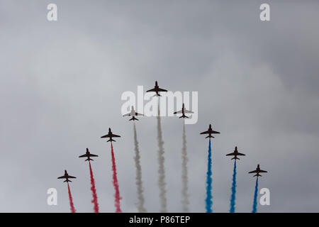 London, UK, 10. Juli 2018, bis zu 100 Flugzeuge, darunter auch den berühmten roten Pfeile, die Mall in London und über den Buckingham Palace flog als Teil der RAF 100 100-jähriges Bestehen feiern. Die Flypast dauerte 9 Minuten und 45 Sekunden und hat elf Monate der Planung berücksichtigt. Vor dem historischen Flypast über Tausend Soldaten und Frauen marschierten die Mall von riesigen Menschenmassen beobachtet. Die Flypast wurde auch von der königlichen Familie von Buckingham Palace Balkon beobachtet. Credit: Keith Larby/Alamy leben Nachrichten Stockfoto