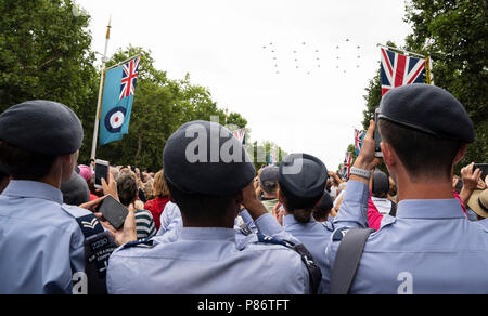 London, Großbritannien. 10. Juli 2018. Air Training Corps kadetten beobachten Sie den Flypast auf der Mall, in London der RAF 100 Flypast am 10. Juli 2018. Foto von David Levenson Credit: David Levenson/Alamy leben Nachrichten Stockfoto