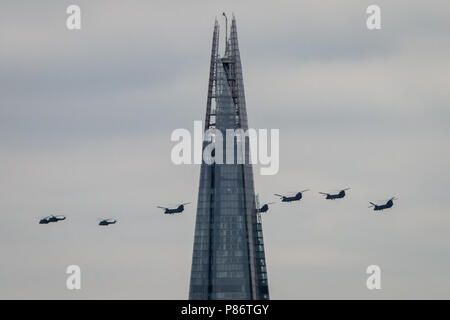 London, Großbritannien. 10. Juli 2018. RAF 100. Jahrestag Flypast sieht Hubschrauber Formationen durch den Shard Wolkenkratzer markiert den offiziellen Geburtstag der britischen Royal Air Force. Credit: Guy Corbishley/Alamy leben Nachrichten Stockfoto