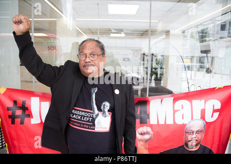 London UK 10. Juli 2018 Marc Wadsworth Hände in einer 3.000 Signatur Petition an die Labour Party HQ für die Aufmerksamkeit der seine Führung, seine Wiedereinsetzung anspruchsvoll. Credit: Thabo Jaiyesimi/Alamy leben Nachrichten Stockfoto