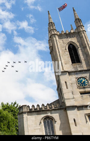 Windsor, Großbritannien. 10. Juli 2018. Luftfahrzeuge, einschließlich Großbritanniens neue F-35 Lightning Stealth Fighter Jet fliegen zum ersten Mal in einer öffentlichen Veranstaltung, fliegen über die Pfarrkirche St. Johannes der Täufer in Windsor als Teil einer Flypast zu 100 Jahren der Royal Air Force. Die RAF, ersten unabhängigen Luftwaffe der Welt, wurde am 1. April 1918, als die Royal Flying Corps und der Royal Naval Air Service zusammengeführt wurden. Credit: Mark Kerrison/Alamy leben Nachrichten Stockfoto