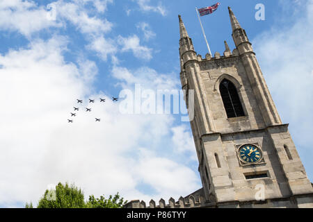 Windsor, Großbritannien. 10. Juli 2018. Luftfahrzeuge, einschließlich Großbritanniens neue F-35 Lightning Stealth Fighter Jet fliegen zum ersten Mal in einer öffentlichen Veranstaltung, fliegen über die Pfarrkirche St. Johannes der Täufer in Windsor als Teil einer Flypast zu 100 Jahren der Royal Air Force. Die RAF, ersten unabhängigen Luftwaffe der Welt, wurde am 1. April 1918, als die Royal Flying Corps und der Royal Naval Air Service zusammengeführt wurden. Credit: Mark Kerrison/Alamy leben Nachrichten Stockfoto
