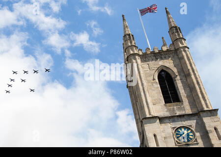 Windsor, Großbritannien. 10. Juli 2018. Luftfahrzeuge, einschließlich Großbritanniens neue F-35 Lightning Stealth Fighter Jet fliegen zum ersten Mal in einer öffentlichen Veranstaltung, fliegen über die Pfarrkirche St. Johannes der Täufer in Windsor als Teil einer Flypast zu 100 Jahren der Royal Air Force. Die RAF, ersten unabhängigen Luftwaffe der Welt, wurde am 1. April 1918, als die Royal Flying Corps und der Royal Naval Air Service zusammengeführt wurden. Credit: Mark Kerrison/Alamy leben Nachrichten Stockfoto