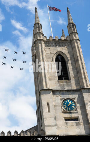 Windsor, Großbritannien. 10. Juli 2018. Luftfahrzeuge, einschließlich Großbritanniens neue F-35 Lightning Stealth Fighter Jet fliegen zum ersten Mal in einer öffentlichen Veranstaltung, fliegen über die Pfarrkirche St. Johannes der Täufer in Windsor als Teil einer Flypast zu 100 Jahren der Royal Air Force. Die RAF, ersten unabhängigen Luftwaffe der Welt, wurde am 1. April 1918, als die Royal Flying Corps und der Royal Naval Air Service zusammengeführt wurden. Credit: Mark Kerrison/Alamy leben Nachrichten Stockfoto