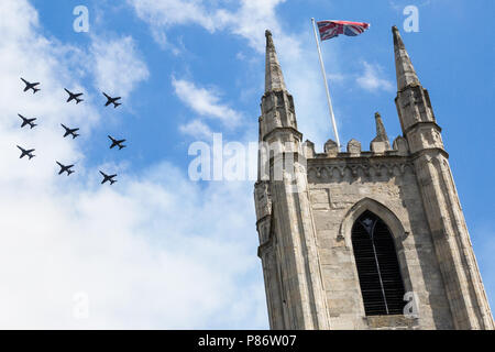 Windsor, Großbritannien. 10. Juli 2018. Luftfahrzeuge, einschließlich Großbritanniens neue F-35 Lightning Stealth Fighter Jet fliegen zum ersten Mal in einer öffentlichen Veranstaltung, fliegen über die Pfarrkirche St. Johannes der Täufer in Windsor als Teil einer Flypast zu 100 Jahren der Royal Air Force. Die RAF, ersten unabhängigen Luftwaffe der Welt, wurde am 1. April 1918, als die Royal Flying Corps und der Royal Naval Air Service zusammengeführt wurden. Credit: Mark Kerrison/Alamy leben Nachrichten Stockfoto