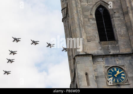 Windsor, Großbritannien. 10. Juli 2018. Luftfahrzeuge, einschließlich Großbritanniens neue F-35 Lightning Stealth Fighter Jet fliegen zum ersten Mal in einer öffentlichen Veranstaltung, fliegen über die Pfarrkirche St. Johannes der Täufer in Windsor als Teil einer Flypast zu 100 Jahren der Royal Air Force. Die RAF, ersten unabhängigen Luftwaffe der Welt, wurde am 1. April 1918, als die Royal Flying Corps und der Royal Naval Air Service zusammengeführt wurden. Credit: Mark Kerrison/Alamy leben Nachrichten Stockfoto