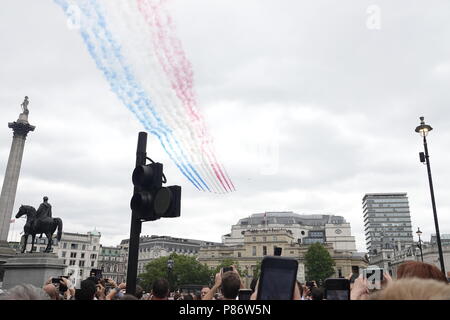 London, Großbritannien. 10. Juli 2018 Central London, UK massierten Flugzeuge der RAF fliegen über den Trafalgar Square in London, zum 100. Jahrestag der Gründung der Royal Air Force. Credit: Motofoto/Alamy leben Nachrichten Stockfoto