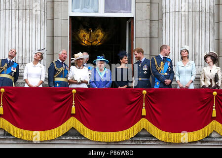 Die Mall. London. UK vom 10. Juli 2018 - der Königin mit Prinzessin Michael von Kent, Prince Edward, Sophie Gräfin von Wessex, Prinz Charles, Prinz Andrew, Camilla, Herzogin von Cornwall, Meghan Herzogin von Sussex, Prinz Harry, Prinz William, Catherine Herzogin von Cambridge, Prinzessin Anne und Tim Laurence als bis zu 100 Flugzeuge der RAF-Geschichte einschließlich der roten Pfeile fliegen über den Buckingham Palace für die Hundertjahrfeier der Royal Air Force. Credit: Dinendra Haria/Alamy leben Nachrichten Stockfoto