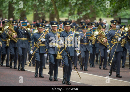 Birdcage Walk, London, UK. 10. Juli, 2018. Feierlichkeiten zum 100. Jahrestag der Royal Air Force in London mit der zentralen Band und Escort der RAF zu markieren marschieren Horse Guards Parade. Credit: Malcolm Park/Alamy Leben Nachrichten. Stockfoto