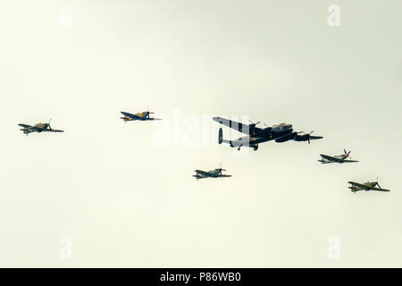 London, Großbritannien. 10. Juli 2018. Weltkrieg 2 Flugzeuge nehmen an einem Flypast über London von bis zu 100 Flugzeugen zum 100. Geburtstag von der RAF am Dienstag, 10. Juli 2018 über Foto vom Zentrum von St Giles Hotel, London zu markieren. Hundert Tage nach der offiziellen 100. Geburtstag, am Jahrestag der Beginn der Luftschlacht um England, bis zu 100 Flugzeuge fliegen über die Stadt und den Flypast Buckingham Palace. Credit: Julie Edwards/Alamy leben Nachrichten Stockfoto