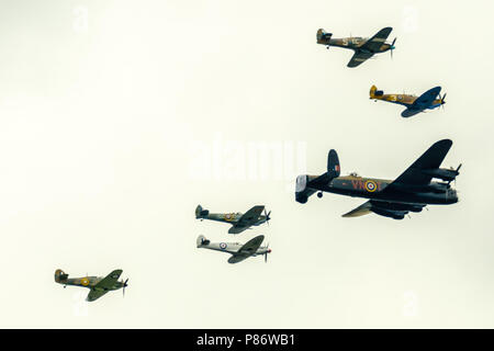 London, Großbritannien. 10. Juli 2018. Weltkrieg 2 Flugzeuge nehmen an einem Flypast über London von bis zu 100 Flugzeugen zum 100. Geburtstag von der RAF am Dienstag, 10. Juli 2018 über Foto vom Zentrum von St Giles Hotel, London zu markieren. Hundert Tage nach der offiziellen 100. Geburtstag, am Jahrestag der Beginn der Luftschlacht um England, bis zu 100 Flugzeuge fliegen über die Stadt und den Flypast Buckingham Palace. Credit: Julie Edwards/Alamy leben Nachrichten Stockfoto