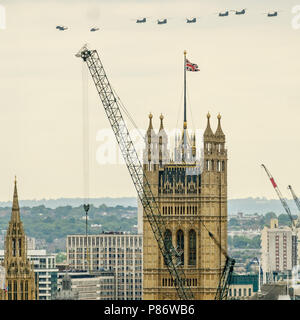 London, Großbritannien. 10. Juli 2018. Ein Flypast über London von bis zu 100 Flugzeugen zum 100. Geburtstag von der RAF am Dienstag, 10. Juli 2018 über Foto vom Zentrum von St Giles Hotel, London zu markieren. Hundert Tage nach der offiziellen 100. Geburtstag, am Jahrestag der Beginn der Luftschlacht um England, bis zu 100 Flugzeuge fliegen über die Stadt und den Flypast Buckingham Palace. Credit: Julie Edwards/Alamy leben Nachrichten Stockfoto