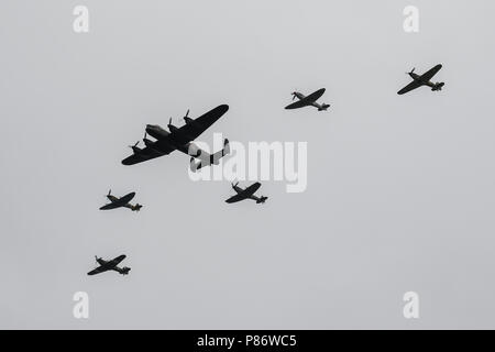 London, Großbritannien. 10. Juli 2018. Die Royal Air Force die Schlacht um England Memorial Flug über London, mit der Avro Lancaster, zwei Hawker Hurrikane und drei Supermarine Spitfires während der RAF 100 Flypast Credit: James Hancock/Alamy leben Nachrichten Stockfoto