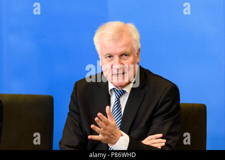 Der deutsche Bundesminister des Innern, Bau und Heimat, Horst Seehofer der Christlich Sozialen Union (CSU) bei der Präsentation der 'Masterplan Migration-Maßnahmen zu organisieren, zu kontrollieren und Begrenzung der Einwanderung." Der Plan umfasst stoppen und Ablehnung von Migranten, die bereits in anderen EU-Ländern an der Deutschen Grenze registriert sind. Stockfoto